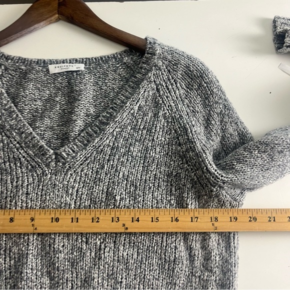 Equipment Femme Grey Ribbed Cuff V Neck Long Length Spft Sweater Sz Medium - Picture 8 of 8
